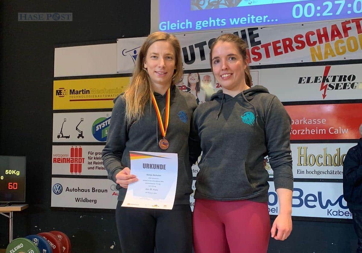 Sonja Zschaler mit Trainerin Leonie Hunsche bei den Deutschen Meisterschaften / Foto: Kraft- und Athletikklub Osnabrück e.V.