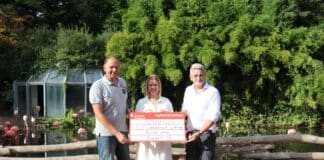 V.l.n.r. Michael Bevermann und Sabrina Mannig von der Tankstelle Budget Oil übergeben die Spende von 3.500 Euro an John McGurk, zuständig für Sponsoring und Fundraising im Zoo Osnabrück. Die Spende geht an das Projekt „Rüssel voraus!“ für den Umbau der Elefantenanlage. / Foto: Zoo Osnabrück (Lara Holzkamp)