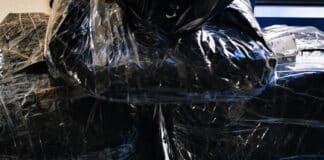 12 kg Amphetamin, die in sieben vakuumierten, mit schwarzer Folie umwickelten Paketen, auf der A30 transportiert wurden, sind von der Polizei sichergestellt worden. / Foto: Polizei