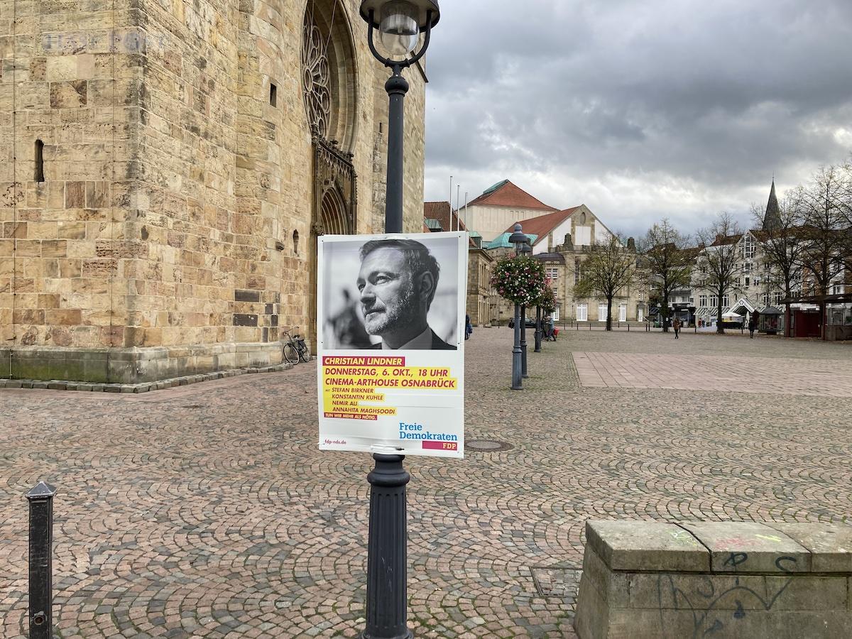 Vor dem Osnabrücker Dom weist ein Plakat noch auf den Besuch von Christian Lindern hin. / Foto: Köster