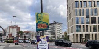 FDP- und Volt-Plakate am Neumarkt / Foto: Köster