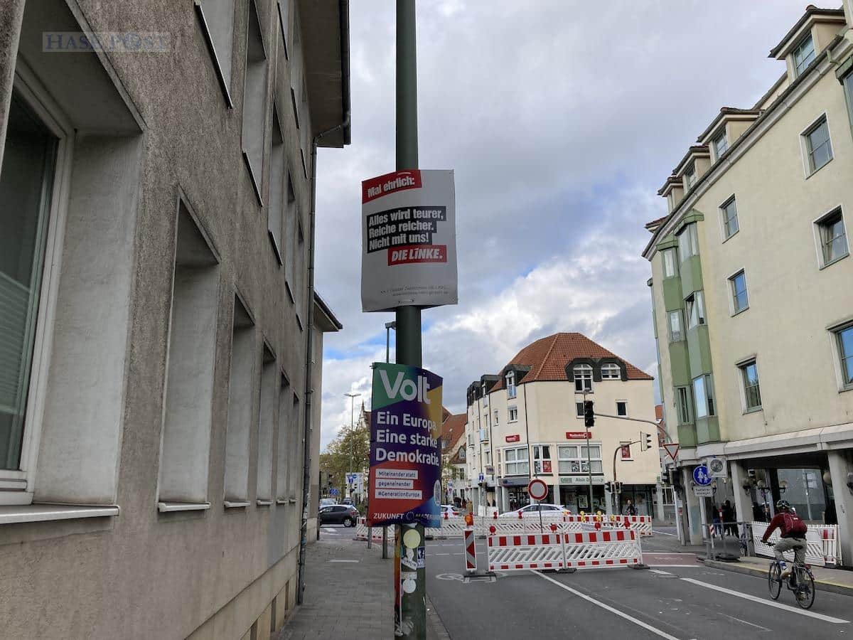 DIE LINKE- und Volt-Plakat in der Lyrastraße / Foto: Köster
