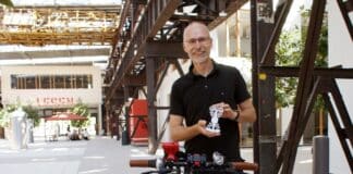 Prof. Dr.-Ing. Jürgen Adamek von der Hochschule Osnabrück hat eine neuartige Smartphone-Halterung erfunden und dafür nun ein Patent erhalten. / Foto: Hochschule Osnabrück