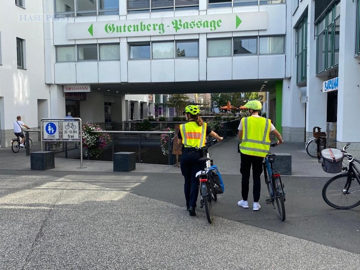 Die Polizei war bei ihren Kontrollen an einigen Stellen selbst mit dem Rad unterwegs. / Foto: Polizei Osnabrück