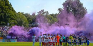 Osnabrücker Fans zünden lila Rauch. / IMAGO / osnapix