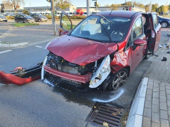 Kreuzungsunfall in Hellern – 3 Autos involviert, Stau bis auf die Autobahn