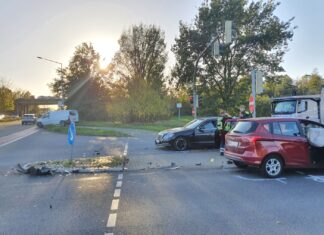 Kreuzungsunfall in Hellern – 3 Autos involviert, Stau bis auf die Autobahn
