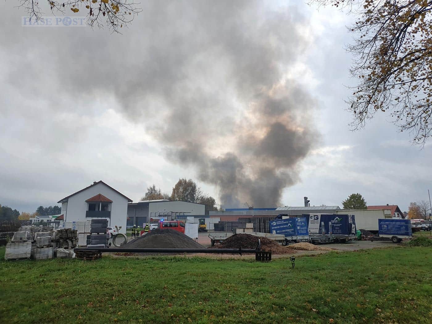 Werkhalle wird Raub der Flammen, schwarze Rauchwolke über Melle-Buer