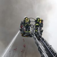 Werkhalle wird Raub der Flammen, schwarze Rauchwolke über Melle-Buer