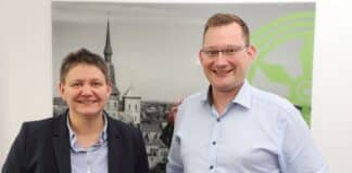 Sozialvorstand Heike Pape begrüßt ihren Nachfolger und neuen Mitarbeiter Thomas Cordes. / Foto: Stadt Osnabrück / Silke Brickwedde