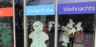 Bunte Bilder schmücken die Fenster der Westenergie-Gruppe am Goethering. / Foto: Burrichter