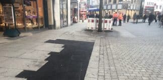 Schwarze Flicken sind Zeichen der monatelangen Baustelle in der Großen Straße. / Foto: Burrichter