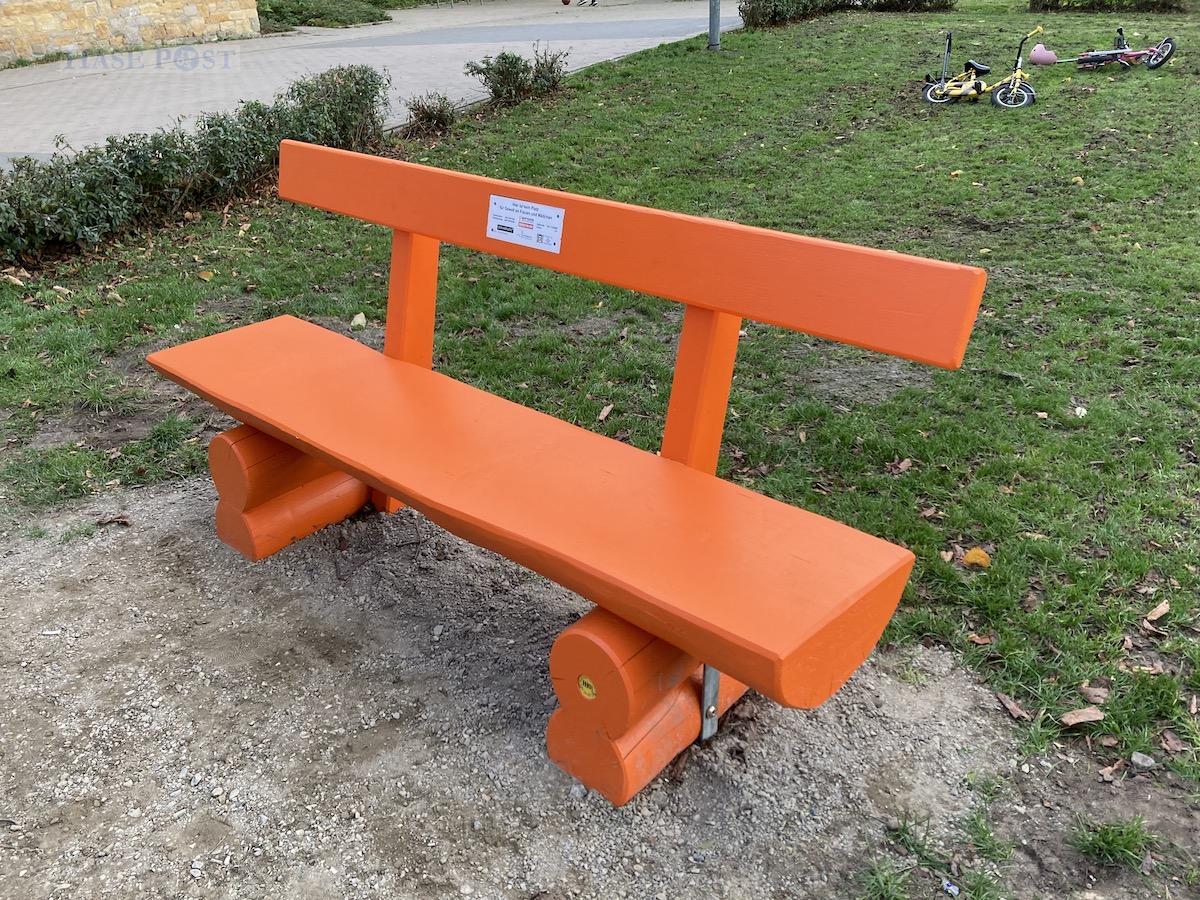 Orange Bänke sind in der gesamten Stadt verteilt. Eine steht zum Beispiel auf dem Spielplatz an der Teutoburger Straße im Stadtteil Schölerberg. / Foto: Schulte