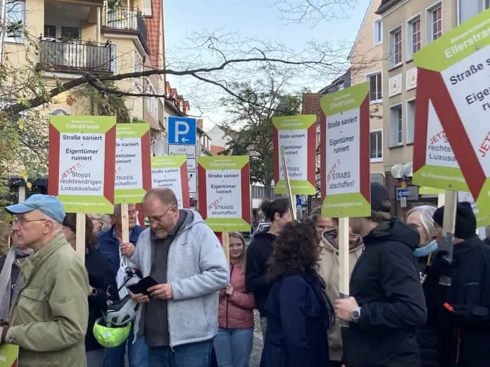 Vor allem Anwohnerinnen und Anwohner der Ellerstraße protestierten vor der Dominikanerkirche. / Foto: Schulte