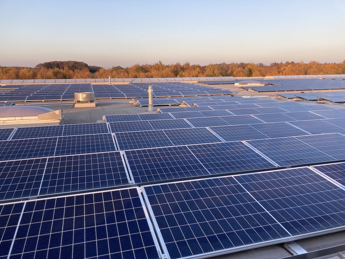 Die Bohnenkamp AG in Atter hat die größte Solaranlage der Stadt auf dem Dach. / Foto: Schulte