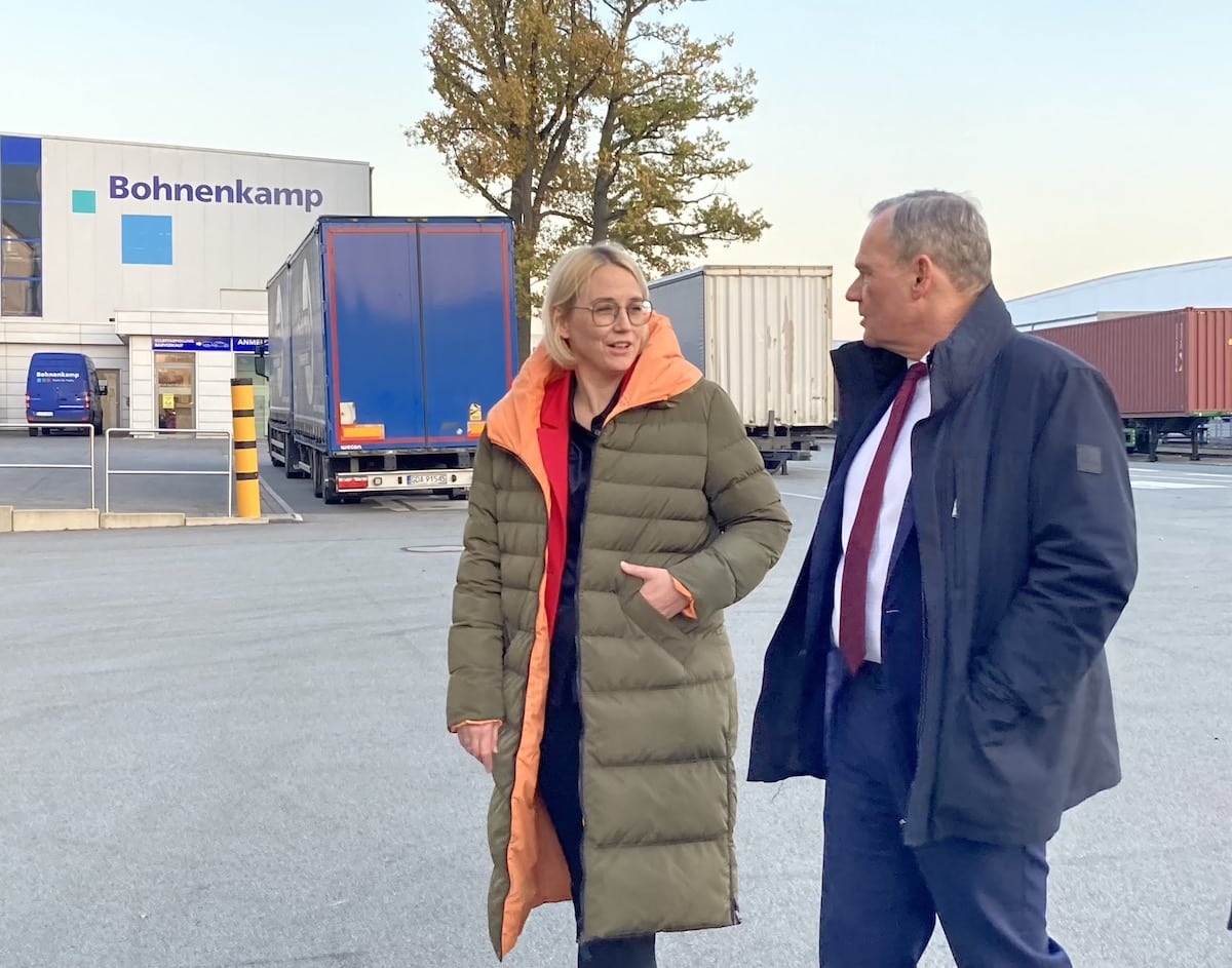 Oberbürgermeisterin Katharina Pötter informiert sich über die PV-Anlage bei Vorstand Michael Rieken. / Foto: Schulte