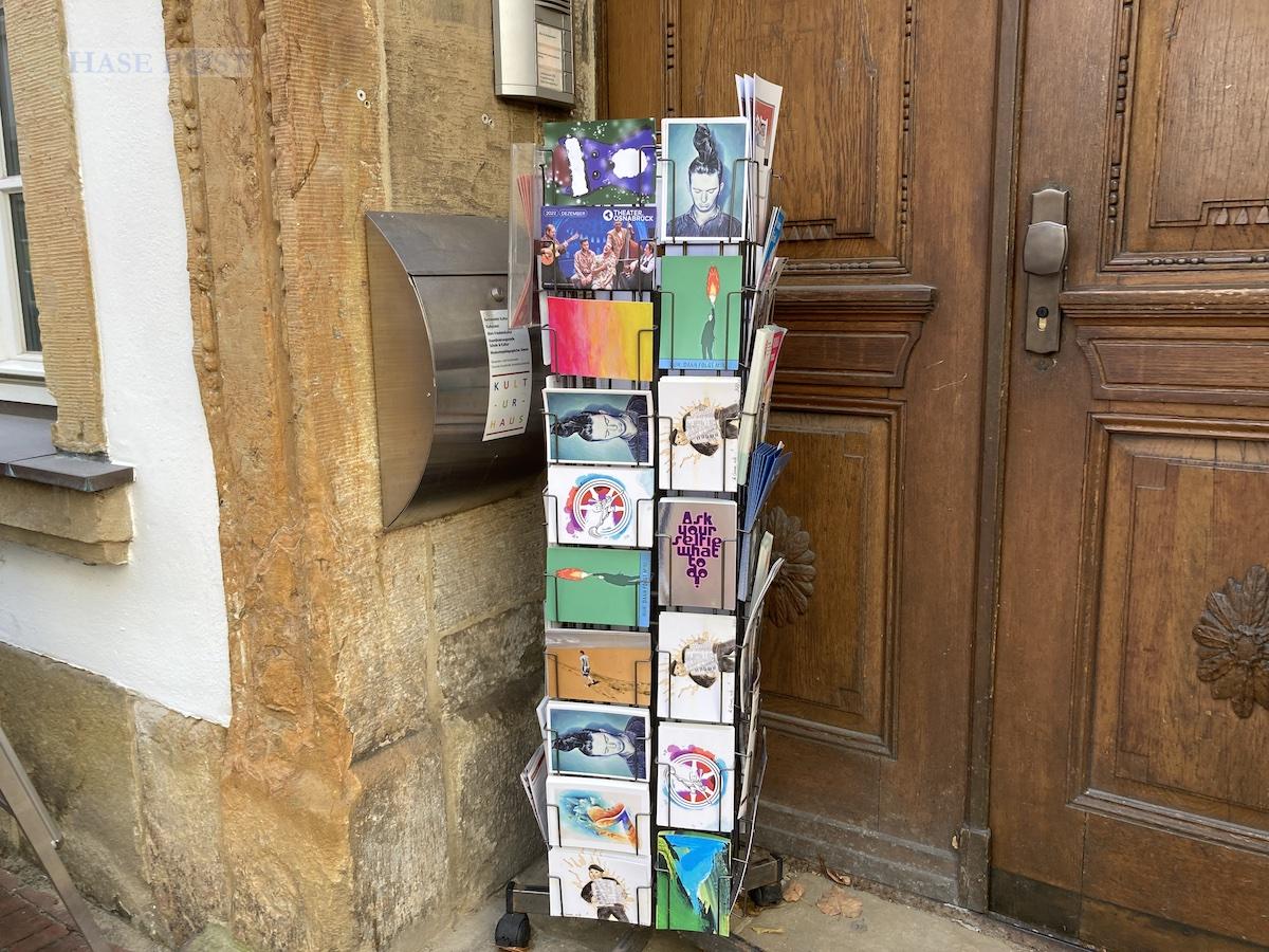 Postkartenständer vor dem Kulturhaus in der Marienstraße / Foto: Schulte
