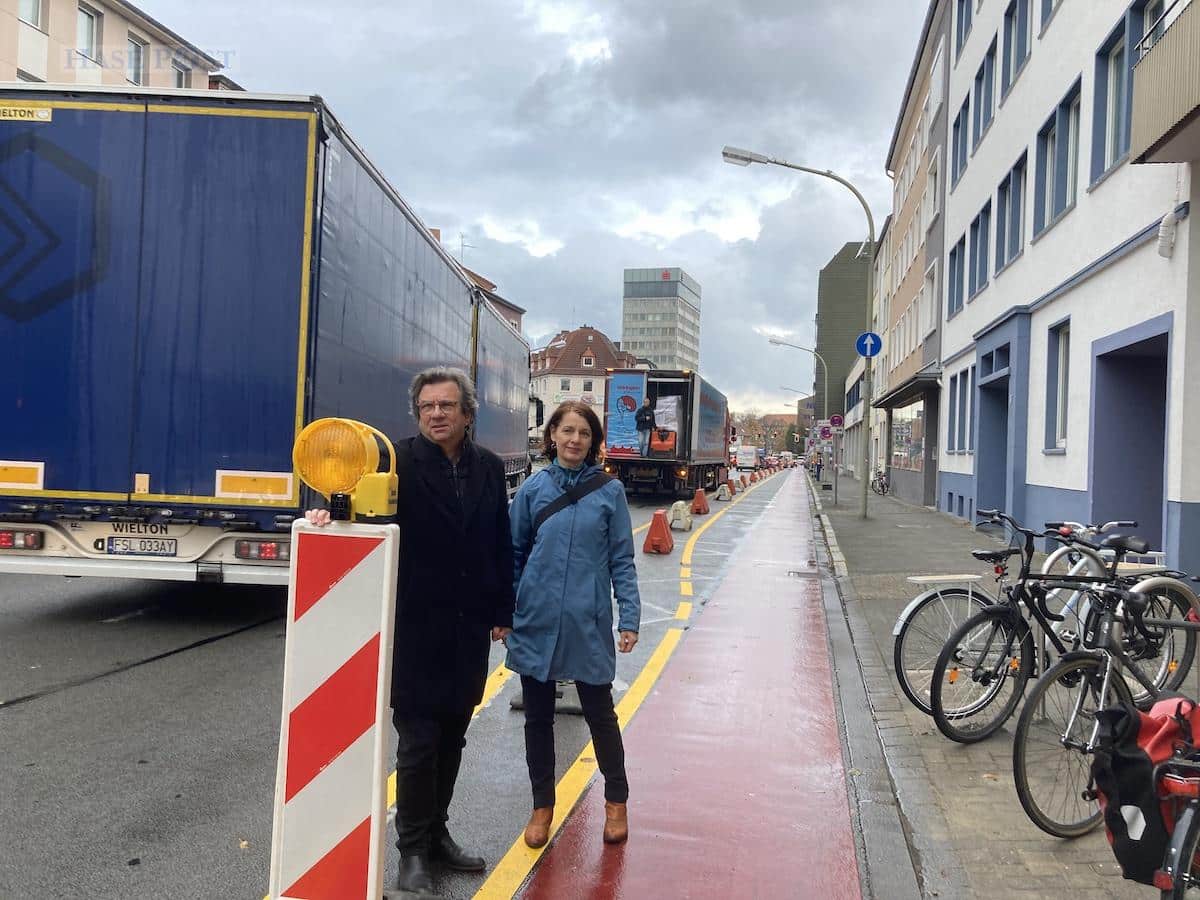 Stadtbaurat Frank Otte und Radverkehrsbeauftragte Ulla Bauer freuen sich über mehr Radsicherheit am Wall. / Foto: Schulte