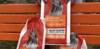 Die Brötchentüten sind mit der Nummer des Hilfetelefons bedruckt. / Foto: Schulte