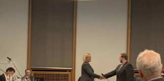Oberbürgermeisterin Katharina Pötter begrüßte Lukas Ölmann per obligatorischem Handschlag als neues Ratsmitglied. / Foto: Guss