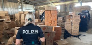 In einer Scheune in Hamminkeln konnten zahlreiche Feuerwerkskörper entdeckt und sichergestellt werden. / Foto: Polizei Osnabrück