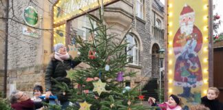 Mit Engagement bei der Sache: Zusammen mit ihren Lehrerinnen nahmen diese Schülerinnen und Schüler an der Weihnachtsbaum-Schmückaktion teil. / Foto: Stadt Melle