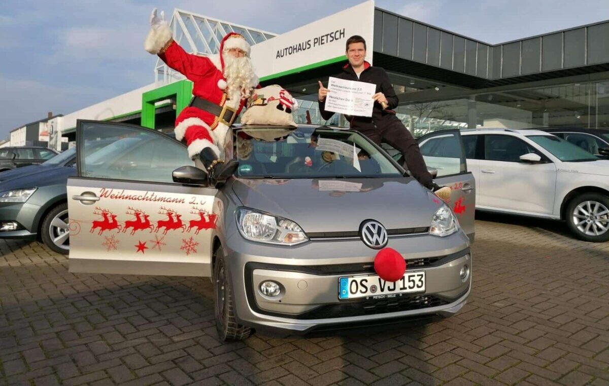 Das Autohaus Pietsch in Melle übergibt dem Weihnachtsmann 2.0 seinen Schlitten. / Foto: Privat 