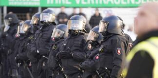 Polizeiaufgebot vor den Osnabrücker Fans im Derby in Meppen. / IMAGO / Werner Scholz
