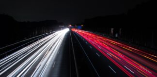 (Symbolbild) Autobahn bei Nacht