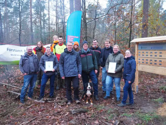 Landessieger, Betriebe, Handwerkskammer und das Forstamt Ankum pflanzen Bäume für die besten Handwerker aus dem Kammerbezirk. / Foto: Handwerkskammer Osnabrück - Emsland- Grafschaft Bentheim
