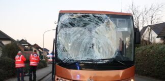 Bus fährt auf Transporter auf – mehrere Kinder werden in Wallenhorst verletzt