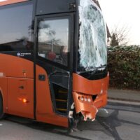 Bus fährt auf Transporter auf – mehrere Kinder werden in Wallenhorst verletzt