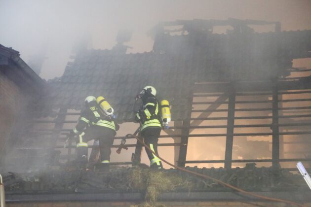 Feuerwehreinsatz in Belm: Großes Wohnhaus fällt Dachstuhlbrand zum Opfer