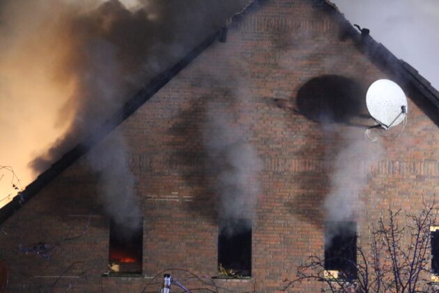 Feuerwehreinsatz in Belm: Großes Wohnhaus fällt Dachstuhlbrand zum Opfer