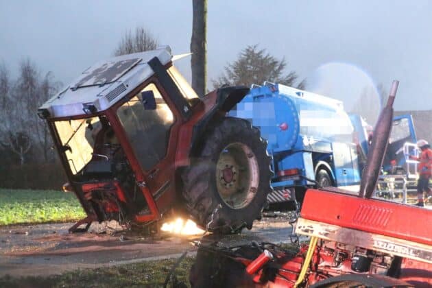 Kollision von LKW und Traktor, Trecker reißt in zwei Teile