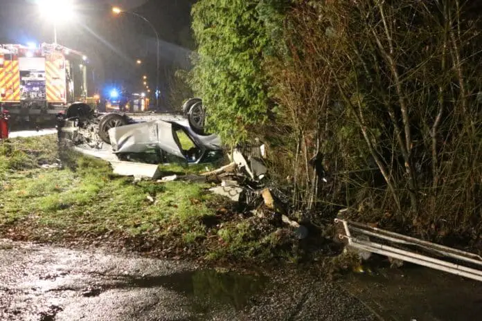 Minderjährige flüchten mit PKW in Hasbergen vor Polizei, Auto kippt aufs Dach und fängt Feuer