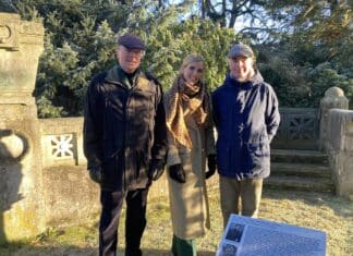 (von links) Justus Trentmann (Stellvertretender Vorsitzender des Förderkreis Hasefriedhof-Johannisfriedhof e.V.), Susanne Schniepp (Pressesprecherin der Felix Schoeller Group) und Ernst Kosche (Schatzmeister des Förderkreis Hasefriedhof-Johannisfriedhof) freuen sich über die gemeinschaftlich erstellte Informationstafel. / Foto: Stadt Osnabrück, Eva Güse