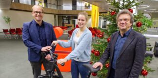 Die glückliche Gewinnerin Tabea Trebesch mit ihrem neuen Fahrrad. Mit ihr freuen sich Ralf Hellige von der Sparkasse Osnabrück (links) und Stadtbaurat Frank Otte. / © Robert Schäfer