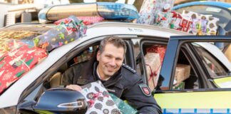 Polizeidirektion Osnabrück Pressesprecher Marco Ellermann im mit Geschenken gefüllten Streifenwagen. / Foto: Dieter Reinhard