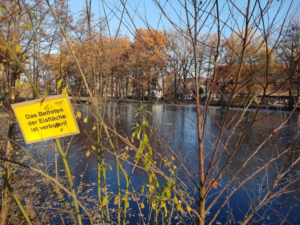 Schilder wie diese – aufgestellt von Mitarbeitern des Baubetriebsdienstes – warnen beispielsweise im Grönenbergpark in Melle-Mitte vor dem Betreten der Eisflächen. / Foto: Stadt Melle