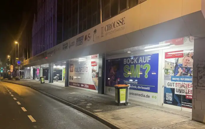 Seit Donnerstag beleuchten vier LEDs den Gehweg am Neumarkt. / Foto: privat