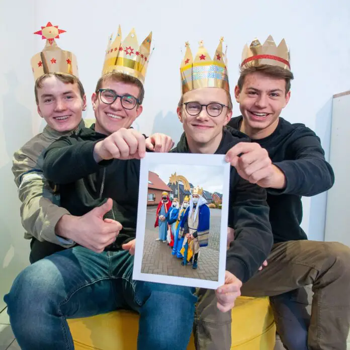 Seit vielen Jahren engagieren sich (von links) Jonathan, Tim, Jannik und Justus als Sternsinger in Hagen a.T.W. und sammeln dabei Spenden für Kinder in Not. Sie freuen sich, Anfang Januar Bundeskanzler Olaf Scholz in Berlin einen Segenswunsch überbringen zu dürfen. / Foto: Wöhrmann