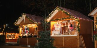 Nach fast 10 Jahren werden endlich wieder die Weihnachtshütten für den Weihnachtsmarkt im Zoo Osnabrück aufgebaut. / Foto: Zoo Osnabrück