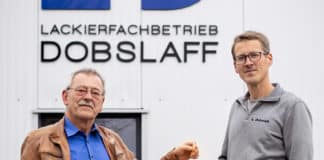 Uwe Dobslaff übergibt den Werkstattschlüssel an seinen Sohn Alexander Dobslaff. / Foto: Lackierfachbetrieb Dobslaff