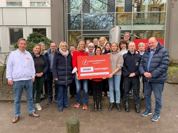 Zum Abschluss ein Foto mit der Oberbürgermeisterin: Die Impfzentren und der Impfbus konnten nur wegen des Engagements der vielen Helferinnen und Helfer so gut funktionieren. / © Stadt Osnabrück, Simon Vonstein
