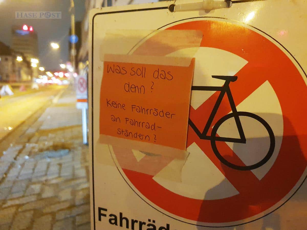 Zweifel an der Sinnhaftigkeit des Parkverbots am Fahrradbügel; Foto: Heiko Westermann