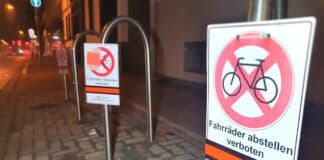Parkverbot am Fahrradbügel; Foto: Heiko Westermann