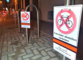 Parkverbot am Fahrradbügel; Foto: Heiko Westermann