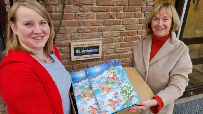 Solveig Windel (rechts) übergibt die süßen Präsente an Izabela Munko-Imdieke. / Foto: Windel GmbH & Co. KG.