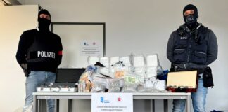 Über 150 Kg Drogen, Messer und Schusswaffen konnten die Ermittler sicherstellen. / Foto: Polizei Osnabrück